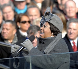 2009年1月20日、オバマ大統領の就任式で愛国歌"My Country 'Tis Of Thee'"を独唱するアネサ・フランクリン(Aretha Franklin)